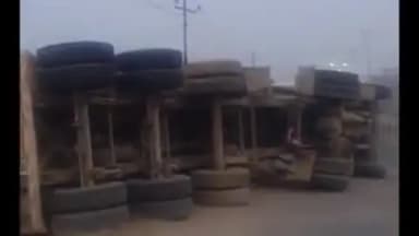 सिराथू: सकाढा के पास चित्रकूट से गिट्टी लादकर प्रतापगढ़ जा रहा ट्रेलर पलटा, चालक ने कूदकर बचाई जान