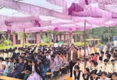 अलीराजपुर: चंद्रशेखर आजाद नगर के उत्कृष्ट विद्यालय में केरियर मेले का आयोजन, विद्यार्थी उपस्थित रहे