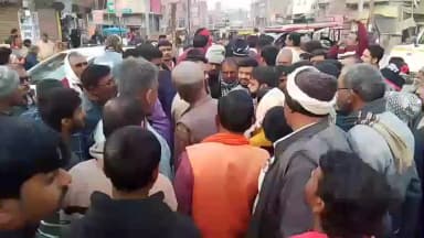 बबेरू: बबेरू कस्बे के मुख्य चौराहे के चौड़ीकरण को लेकर व्यापारियों ने पीडब्ल्यूडी विभाग के अधिकारियों को किया घेराव