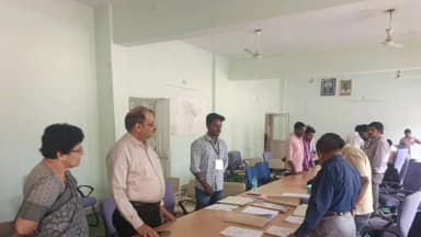 ముత్తారం మహదేవ్పూర్: మునిసిపల్ కార్యాలయాన్ని సందర్శించిన సాధారణ ఎన్నికల పరిశీలకులు ఫనింద్ర రెడ్డి..