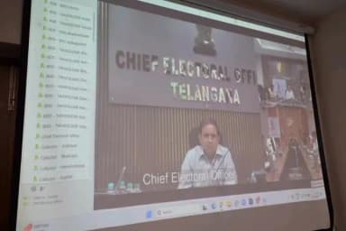 ఖానాపూర్: ఓటరు ప్రోజెని మ్యాపింగ్ ప్రక్రియలో వేగం పెంచాలని అధికారులను ఆదేశించిన జిల్లా కలెక్టర్ అభిలాష అభినవ్