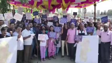 சோழிங்கநல்லூர்: சதுப்பு நிலத்தில் குடியிருப்பதாக கூறி அப்புறப்படுத்த மேலும் அதிகாரிகளுக்கு எதிராக போராட்டத்தில் ஈடுபட்ட பொதுமக்கள்