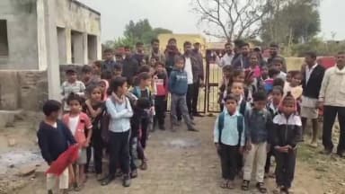 डग: रावतपुरा में शिक्षकों की लापरवाही पर ग्रामीणों का आक्रोश, बच्चे घंटों तक अध्यापकों का कर रहे इंतजार