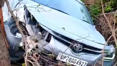 मेजा: सिड़खिडी पेट्रोल पंप के पास गाय बचाने के प्रयास में कार नाले में गिरी, कार सवार बाल-बाल बचे