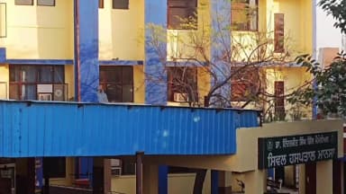 ਮਾਨਸਾ: ਸਿਵਲ ਹਸਪਤਾਲ ਮਾਨਸਾ ਤੇ ਆਮ ਆਦਮੀ ਪਾਰਟੀ ਵਰਗੇ ਝੰਡੇ ਦੇ ਰੰਗ ਰੰਗਣ ਤੇ ਸੋਸ਼ਲ ਮੀਡੀਆ ਤੇ ਲੋਕਾਂ ਨੇ ਖੜੇ ਕੀਤੇ ਸਵਾਲ