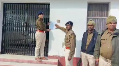 पताही: पुलिस ने देवापुर में दहेज के लिए हुई हत्या मामले में फरार अभियुक्त के घर पर विधिवत चस्पाया इश्तहार