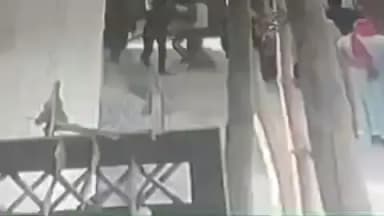 फिरोज़ाबाद: विहारीपुर में सरकारी समर से पानी भरने को लेकर सगे भाइयो के पक्ष में लाठी डंडे और ईट पत्थर चले,लाइव वीडियो वायरल