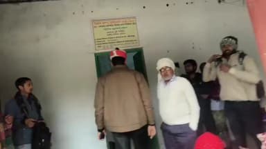 भरथना: भरथना एसडीएम कार्यालय के सामने कक्ष में नोटिस वाले मतदाताओं की भीड़, एसडीएम ने किया निरीक्षण