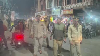 खैर: खैर में अपराध नियंत्रण, कानून एवं शांति व्यवस्था के दृष्टिगत क्षेत्राधिकारियों और थाना प्रभारियों द्वारा की गई पैदल गश्त