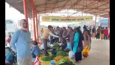 छिंदवाड़ा नगर: गुरैया रोड स्थित जैविक हाट बाजार में सब्जियां खरीदने पहुंचे कृषि वैज्ञानिक