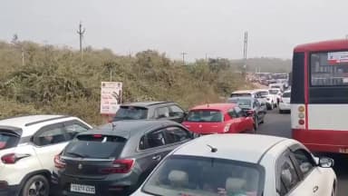 గోవిందరావుపేట: పస్రా- తాడ్వాయి మధ్య ట్రాఫిక్ జామ్