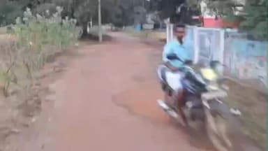 இளையாங்குடி: இளையான்குடி அருகே குழி நிறைந்த புக்குளி சாலை – ஊரை காலி செய்யும் கிராம மக்கள்