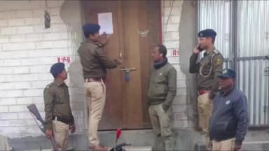 सिंघवारा: मद्यनिषेध मामले में फरार अभियुक्त के घर इश्तिहार चिपकाया गया, भालपट्टी थाना की बड़ी कार्रवाई