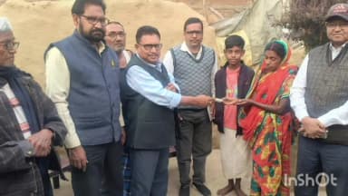 टुंडी: हलकट्टा गांव में बीपीएचओ ने दिवंगत भूतनाथ के परिजनों को आर्थिक सहयोग किया