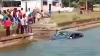 காரைக்குடி: பெண்ணுக்கு கார் ஓட்டப் பழகி கொடுத்தபோது பிரேக்குக்கு பதிலாக ஆக்சிலேட்டர் மிதித்ததால் குளத்தில் கார் விழுந்து விபத்து