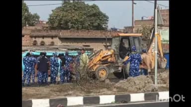 सोनपुर: NH-19 चौड़ीकरण को लेकर सोनपुर में अतिक्रमण हटाओ अभियान, बुलडोजर से सड़क किनारे कब्जा मुक्त