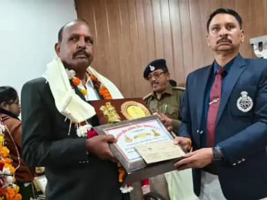 टीकमगढ़: पुलिस कंट्रोल रूम में एसपी ने सेवानिवृत्त हुए दो सहायक उप निरीक्षकों और तीन प्रधान आरक्षकों को भावभीनी विदाई दी