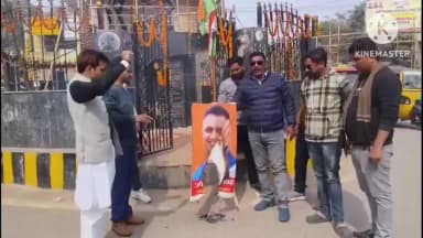 बक्सर: ई-रिक्शा चालक के इलाज के लिए न्याय की मांग, विधायक के खिलाफ प्रदर्शन, विधायक का जलाया पोस्टर