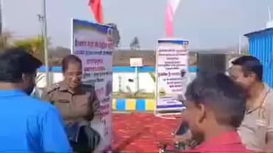 घुघरी: घुघरी पुलिस की सराहनीय पहल: थाना प्रभारी ने वाहन चालकों को हेलमेट बांटे