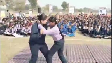 हनुमानगढ़: जिला मुख्यालय स्थित राजीव गांधी स्टेडियम में हनुमानगढ़ पुलिस ने बालिकाओं को दी सेल्फ डिफेंस की विशेष ट्रेनिंग