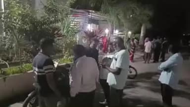 சூளகிரி: பேரிகை சாலை பகுதியில் ஏள சீட்டு நடத்தி வந்த நபரின் வீட்டு முன்பு மக்கள் கூடியதால் பரபரப்பு