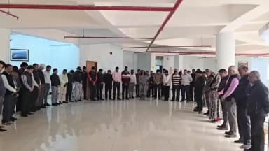 तोपचांची: शहीदों को मौन श्रद्धांजलि, पुण्यतिथि पर मानटांड के कई कर्मी मौजूद रहे