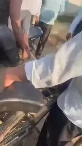 हाथरस जनपद के बिसावर कोतवाली सादाबाद मैं #Bjp नेता प्रधान पति Jagvendra चौधरी की खुले आम गुंडागर्दी @myogiadityanath