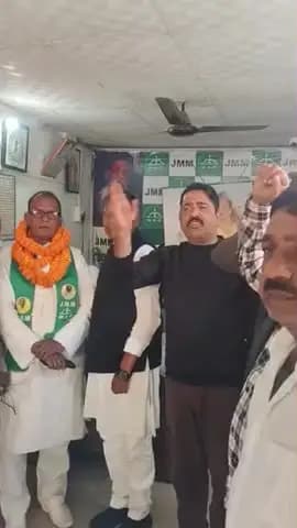 पलामू जिला अंतर्गत विश्रामपुर नगर परिषद के पूर्व अध्यक्ष एवं प्रतिनिधि के साथ सैकड़ो समर्थकों ने थामा झामुमो का दामन।