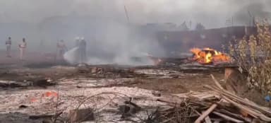 மானூர்: மேல தாழையூத்து பழைய இரும்பு மற்றும் தீ விபத்து 2 மணி நேரம் போராடி தீயை கட்டுக்குள் கொண்டு வந்த தீயணைப்பு வீரர்கள்.