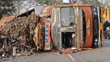 खूंटी: चूरगी में तेज रफ्तार अनियंत्रित ट्रक घुमावदार रास्ते पर पलटा