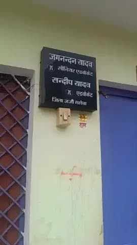 देखिए कितना कचड़ा और कितनी गंदगी है इसी से लोगो के घर में बीमारियां हो रही है और प्रशासन ध्यान नहीं दे रही है 9695974803