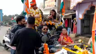 आमला: 24 साल बाद सेना से रिटायर होकर लौटे जवान का आमला में भव्य स्वागत, शहर में निकाली रैली