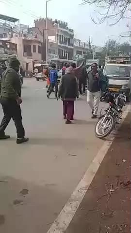 ashok yadav ji gihar caloni k logo ne same saya sunai sochalye ki halat bhut kharab thee gihar caloni k log bhut dikat m