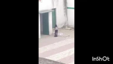 बलिया: पिपरा कला गांव के प्राथमिक विद्यालय में कक्षा 2 की छात्रा से सफाई कराने का वीडियो वायरल, शिक्षा विभाग पर उठे सवाल