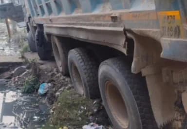 बिल्हौर: ककवन में नाले में फंसकर ट्रक अनियंत्रित होकर पोल से टकराया, विद्युत पोल हुआ क्षतिग्रस्त