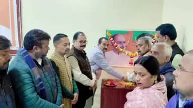 गोंडा: वित्तमंत्री निर्मला सीतारमण ने पेश किया केंद्रीय बजट 2026, BJP कार्यालय पर भाजपाइयों ने देखा लाइव प्रस्तुतीकरण