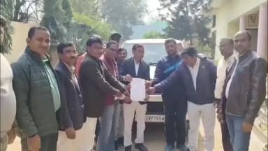 प्रतापगढ़: शिक्षकों ने TET नियम से मुक्ति के लिए चिलबिला स्थित सांसद आवास पर पहुंचकर सौंपा ज्ञापन