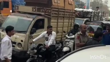 ચોરાસી: સુરત બ્રેકિંગ..
સુરત શહેરના ઉધના વિસ્તારમાં ટ્રાફિક રેનના પોલીસ અધિકારી અને કારચાલક વચ્ચે ઝપાઝપી નો વિડીયો સોશિયલ મીડિ.