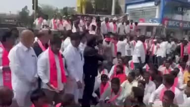 మహబూబ్ నగర్ అర్బన్: జిల్లా కేంద్రంలోకేసీఆర్ గారిని సిట్ విచారణ పేరుతో వేధిస్తున్నందుకు చేప చేపట్టిన బీఆర్ఎస్ నాయకులు పాల్గొన్న మాజీ మంత్రి