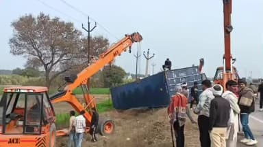 कैराना: कैराना में मन्नामाजरा के निकट ट्रैक्टर को बचाने के चक्कर में कंटेनर पलटा, चालक ने कूदकर बचाई जान