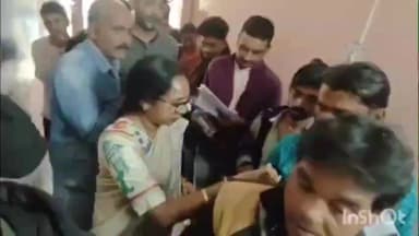 পুরুলিয়া ১: এক নম্বর ব্লকে এসআইআর ক্যাম্পে লাইনে থাকা সাধারণ মানুষকে জল ও মিষ্টি বিতরণ করল জেলা পরিষদের সভাধিপতি