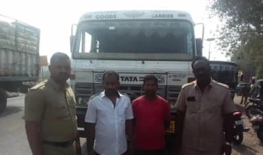 ಇಳಕಲ್: ನಗರದ ಬಸವೇಶ್ವರ ವೃತ್ತದಲ್ಲಿ ಲಾರಿ ಹಾಗೂ ಮಿನಿ ಗೂಡ್ಸ್ ವಾಹನದ ನಡುವೆ ಅಪಘಾತ,ಟ್ರಾಫಿಕ್ ಜಾಮ್