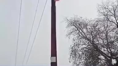 कायमगंज: मंझना मार्ग पर स्थित बालाजी पेट्रोल पंप के पास अज्ञात वाहन की टक्कर से बिजली का पोल क्षतिग्रस्त, 22 गांवों की बिजली गुल