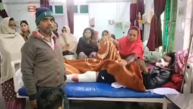 महोबा: लौड़ी रोड पर परशु गोदाम के पास पिकअप की टक्कर से बाइक सवार तीन दोस्त गंभीर रूप से घायल, जिला अस्पताल में उपचार जारी