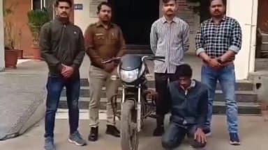 देवास नगर: कोतवाली थाना पुलिस ने चोरी की मोटरसाइकिल के साथ एक आरोपी को गिरफ्तार किया
