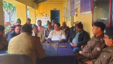 राजगढ़ी: चाराधाम यात्रा के सफल संचालन के लिए प्रभारी निरीक्षक ने बड़कोट थाने में व्यापार और टैक्सी यूनियन की बैठक ली