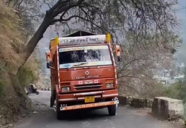 ननखड़ी: गौरा चौक–रचोली मार्ग पर ट्रक खराब होने से यातायात प्रभावित