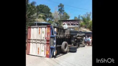 പുനലൂർ: വാളക്കോട് ലോറി മറിഞ്ഞ് രണ്ടുപേർക്ക് പരിക്ക്