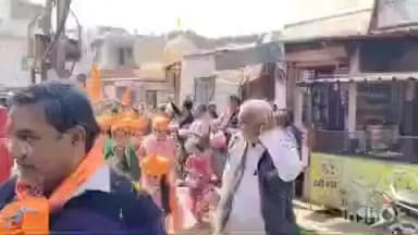 जैसलमेर: पोकरण में विराट हिंदू सम्मेलन को लेकर निकली शोभायात्रा, गांधी चौक में पालिका अध्यक्ष सहित आम जन ने की पुष्प वर्षा