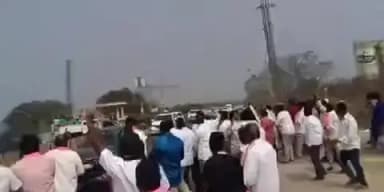 మేడ్చల్: షామీర్పేట్ లో కేసీఆర్ కాన్వాయ్ పై పూలవర్షం కురిపించిన బి ఆర్ ఎస్ శ్రేణులు